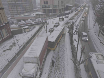 İstanbul’da kar kazaları da beraberinde getirdi, İETT otobüsü park halindeki kamyona çarptı