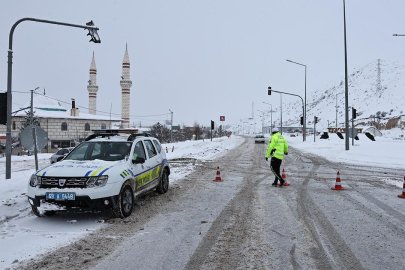 Yoğun kar sonrası çığ düştü, Bayburt-Erzurum yolu kapandı