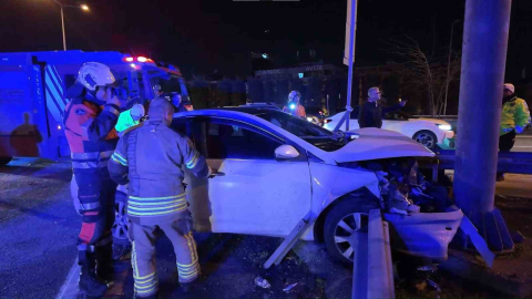 Ümraniye’de alkollü sürücünün kullandığı otomobil bariyerlere saplandı: 2 yaralı