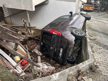 Çengelköy’de vitesi boşta kalan araç bahçeye uçtu