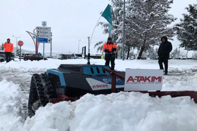 Kaldırımlar robotik araçlarla kardan temizleniyor