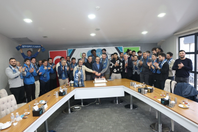 Çayırova Belediye Başkanı Çiftçi, şampiyon basketbolcularla bir araya geldi