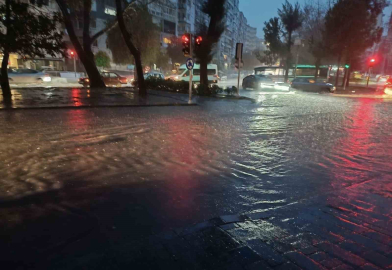 İzmir’de güne sağanakla başladı, yollar göle döndü