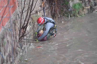 Yağmur suları yükseldi, çayda mahsur kalan vatandaşı itfaiye kurtardı