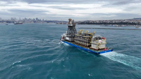 Osman Gazi yüzer üretim platformunun parçaları ile Yıldırım Sondaj Gemisi’nin kulesini taşıyan dev platform gemisi İstanbul Boğazı’ndan geçiyor.