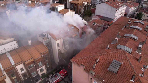 Fatih’te 3 katlı binada çıkan yangın paniğe neden oldu