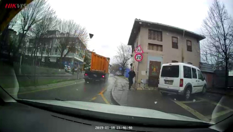 Üsküdar’da hafriyat kamyonunun açılan damper kapağı yayaya ve araçlara çarptı