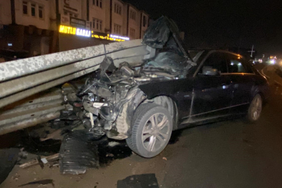 Bariyere saplanan araç hurdaya döndü! Sürücü yara almadan kurtuldu