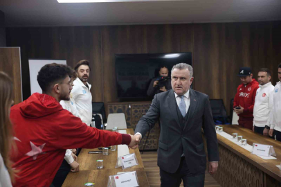 Bakan Bak 2026 Kış Olimpiyatları’na katılacak milli sporcuları kabul etti