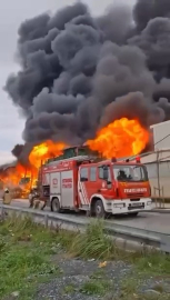 Esenyurt’ta bir zincir market deposunda yangın çıktı. Olay yerine çok sayıda itfaiye ekibi sevk edildi.
