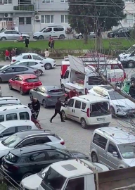 İzmir’de polis merkezi önünde sopayla darp kamerada
