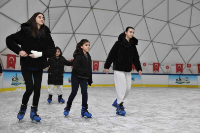 Keçiören Belediyesi’nden ücretsiz buz pateni hizmeti