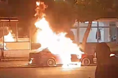 Gölcük’te park halindeki otomobil alevlere teslim oldu