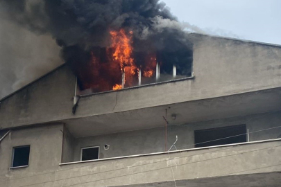 Kocaeli’de yıkımı süren binada yangın çıktı