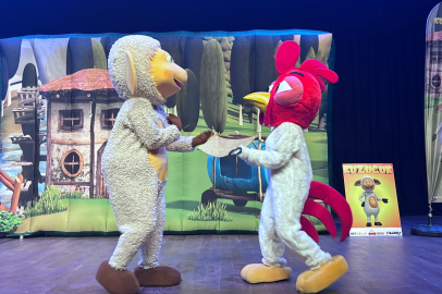 Başiskele'de yarıyıl tatilindeki çocuklar "Kuzucuk" müzikalini izledi