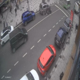 Ön kaldıran motosikletli park halindeki araca çarptı