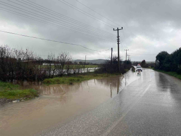 Ayvacık’ta sağanak yağış tarım arazilerini sular altında bıraktı