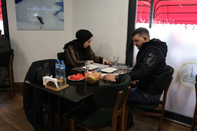 Evliliklerinin ilk yılını dolduran çiftlere belediyeden sürpriz