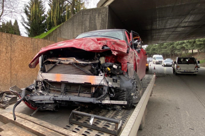 İzmit’te Feci Kaza: Otomobil Köprü Ayağına Çarptı, Sürücü Yaralandı
