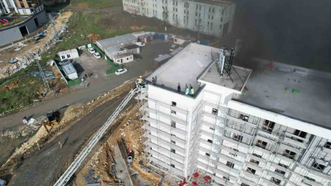 Başakşehir’de şantiyede korkutan yangın: İşçiler çatıya sığındı