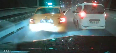 Eyüpsultan’da iki sürücünün inatlaşması zincirleme kaza ile bitti