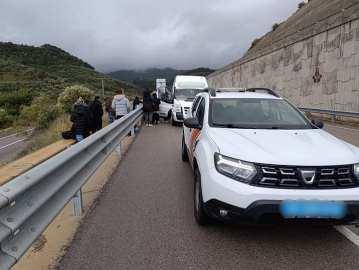 Ayvacık’ta 27 kaçak göçmen ile 2 göçmen kaçakçısı yakalandı