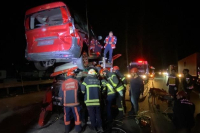Kocaeli TEM’de Kaza: Kamyonet Sürücüsü İki Araç Arasında Mahsur Kaldı