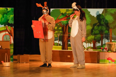 Körfez'de minik öğrenciler "Haylaz Tavşan" oyunuyla eğlendi