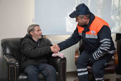 Esenyurt Belediye personeli yolda bulduğu para dolu poşeti sahibine teslim etti