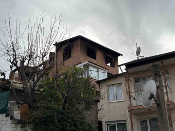 İzmir’de 3 katlı binanın çatı katında yangın