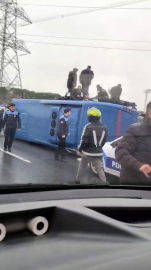 Hasdal yolu Kemerburgaz istikametinde cezaevi aracı devrildi. İhbar sonrası bölgeye çok sayıda ekip sevk edildi.