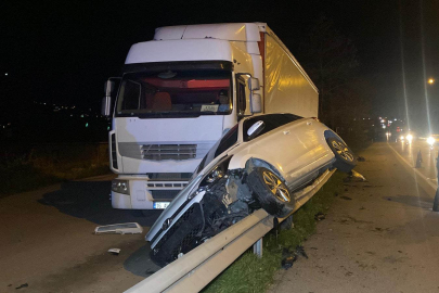 Kartepe’de Feci Kaza: Otomobil Bariyerlerde Sürüklenip Tıra Çarptı, 4 Yaralı
