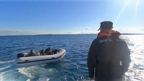 İzmir açıklarında 43 düzensiz göçmen yakalandı