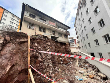 Kontrolsüz inşaat çalışması bitişiğindeki binanın temelinde hasara neden oldu