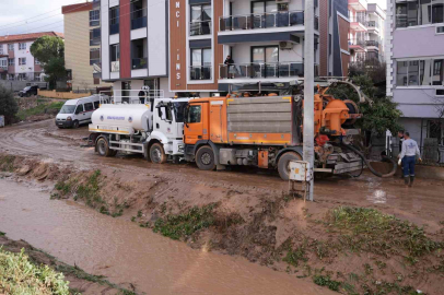 Kemalpaşa’da menfeze sıkışan aracı kurtarma çalışmaları sürüyor