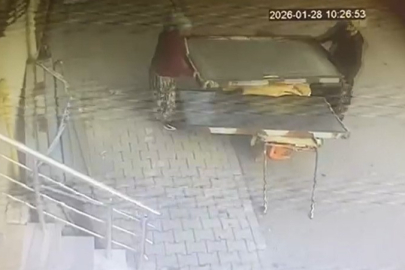 Güpegündüz hırsızlık: İki kadın dev panelleri çekçeke yükleyip götürdü