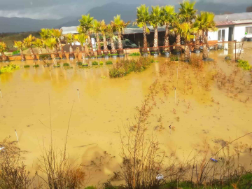 İzmir sağanağa teslim: Yollar ve tarım arazileri sular altında