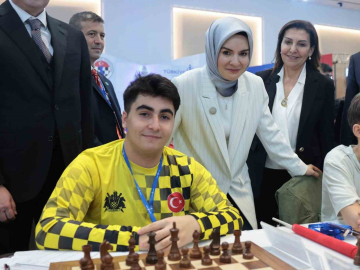 Bakan Göktaş, Türkiye Yıldızlar Satranç şampiyonu olan Topuz’u tebrik etti