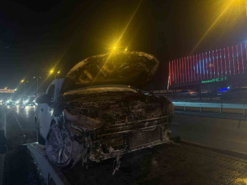 E5 Esenyurt’ta seyir halindeki araç alev alev yandı