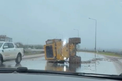 Körfez’de yağış kazaya neden oldu: İş makinesi devrildi
