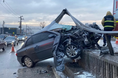 İzmit’te Korkunç Kaza! Kontrolden Çıkan Otomobil 25 Metre Bariyeri Biçti