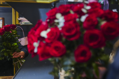 Aşkın Rengi Yine Kırmızı! 14 Şubat Öncesi Çiçekçilerde Hareketlilik
