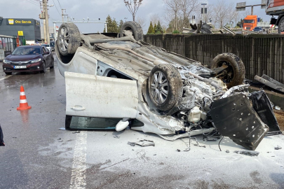 Aynı yerde 5 saat arayla ikinci kaza: Otomobil yan yola düşüp ters döndü, 2 kişi yaralandı