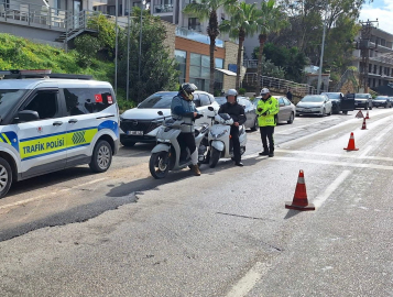 Çeşme’de motosiklet denetimleri: 700 sürücüye 3,5 milyon TL ceza