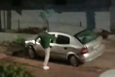 Körfez’de Film Gibi Olay: Otomobili Parçalayıp Işıklı Buket Bıraktı