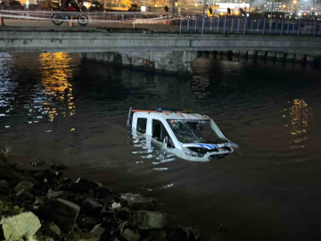 Bakırköy’de İBB’ye ait zabıta aracı denize düştü