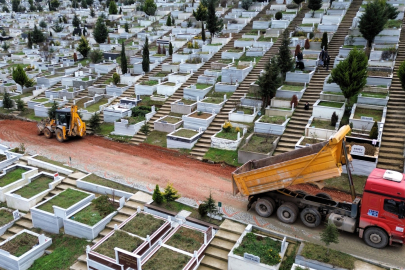 Kocaeli Kent Mezarlığı'nda su hattı yenileme çalışması