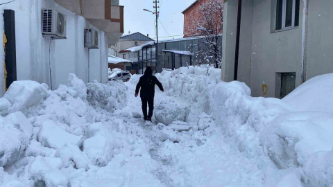 Karlıova’da 40 gündür süren kar yağışı hayatı zorlaştırıyor
