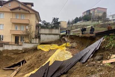 İnşaat kazısında toprak kaydı, yolun bir bölümü çöktü