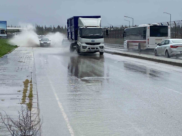 İzmir’de sağanak etkili oldu: Yollar göle döndü, trafik kilitlendi